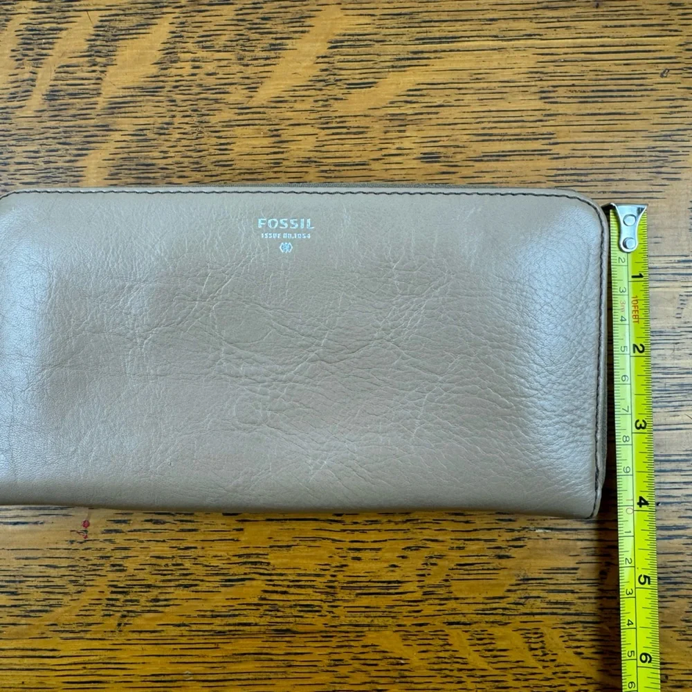 Fossil Beige Zippered Bifold Leather Wallet Wristlet‎ Clutch